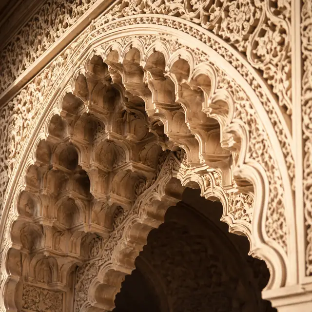 Arc en plâtre sculpté (gebs) à muqarnas